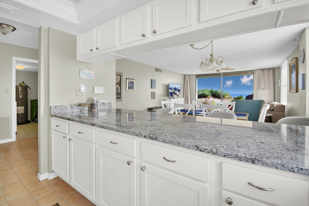Newly Decorated Ground-floor Suite Steps From Beach and Pool W/views, Wifi