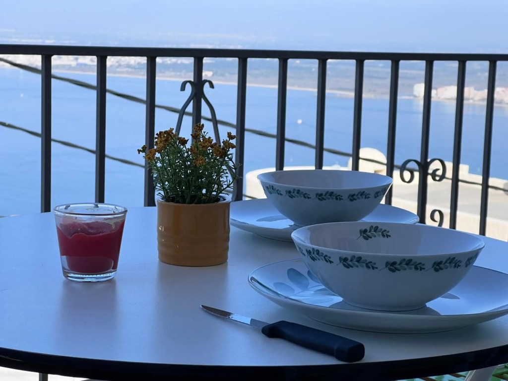 Bonito apartamento con vistas al mar y piscina