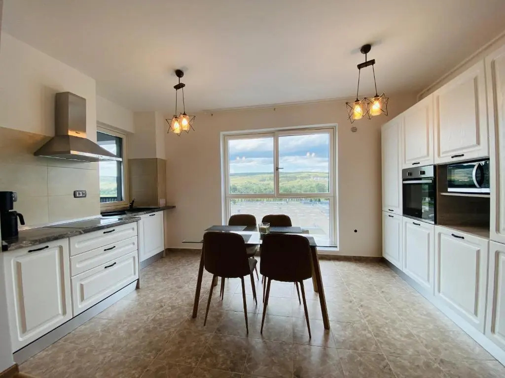 Deluxe Apartment with balcony and private parking in Colvmna Residence