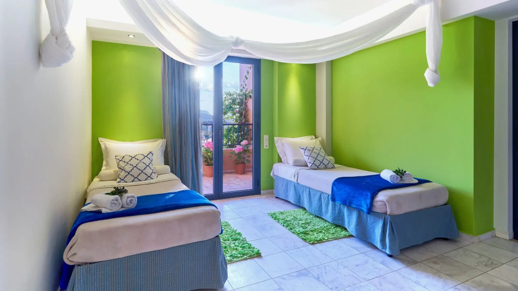 Golden Bay Apartments-Garden Haven