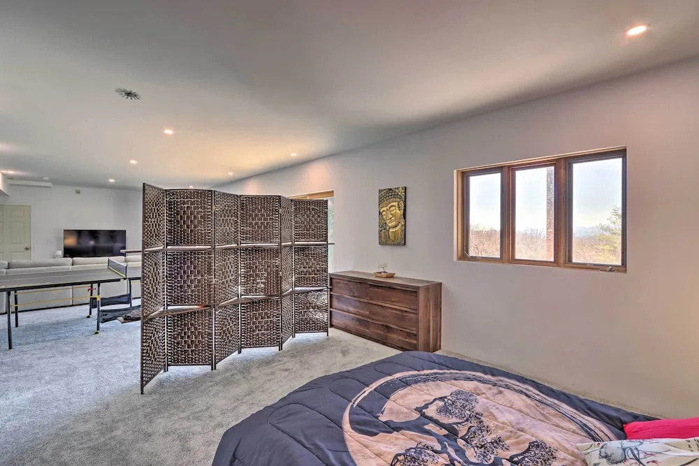 Expansive Murphy Retreat w/ Mountain Views