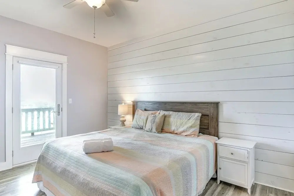1 Block to Shore: Crystal Beach Gem, Deck & Views