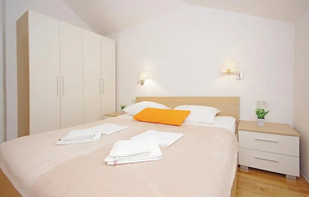 Beautiful Home in Makarska With Wifi and 2 Bedrooms