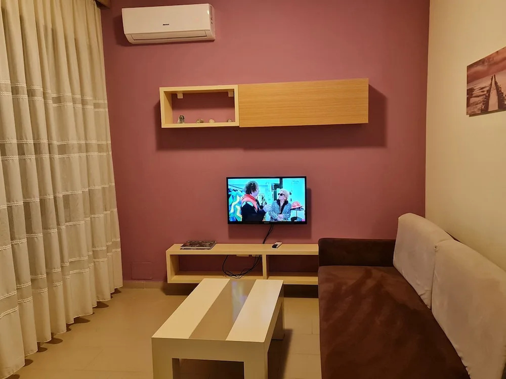 2-bedroom, Sleeps 4, Free Parking