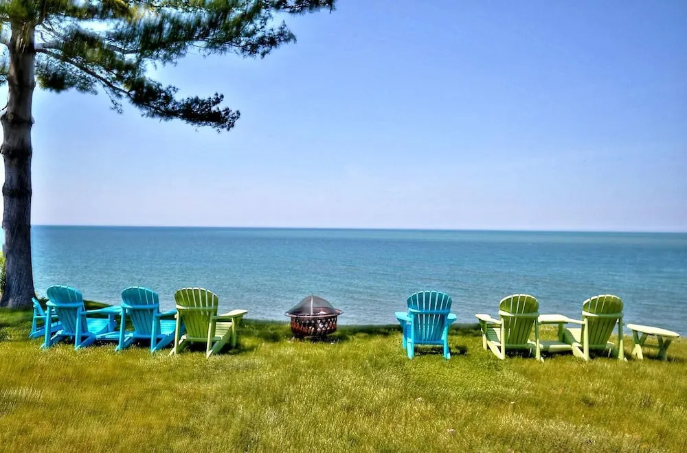 Niagara Lakefront Charm