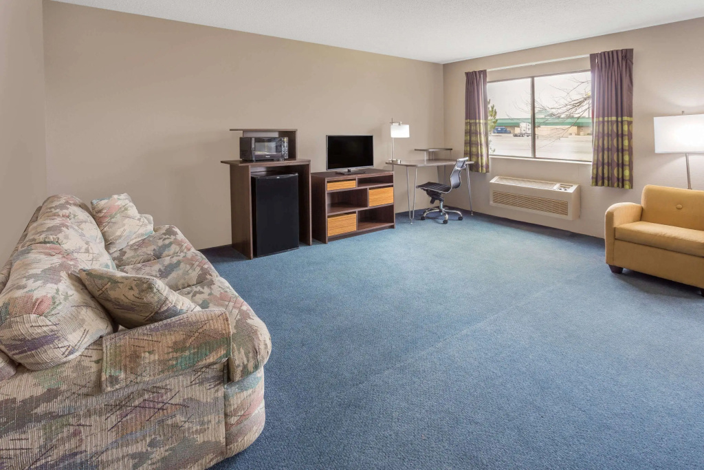 Super 8 by Wyndham Hebron Lowell Area