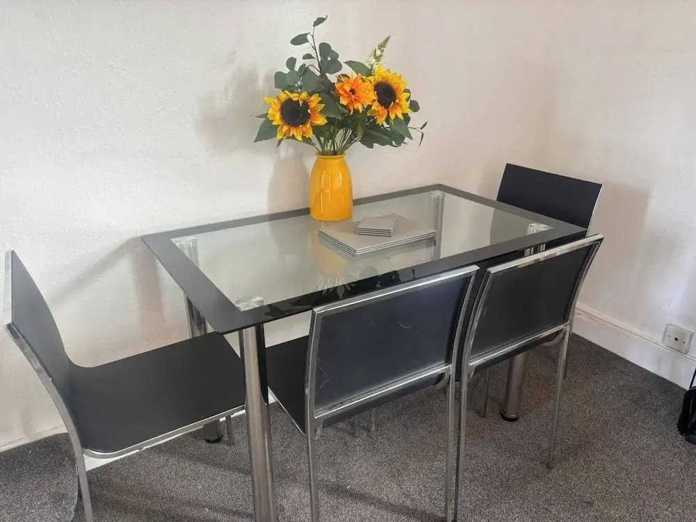 Modern 2-bed Victorian Apartment - Sleeps 6 & Pets