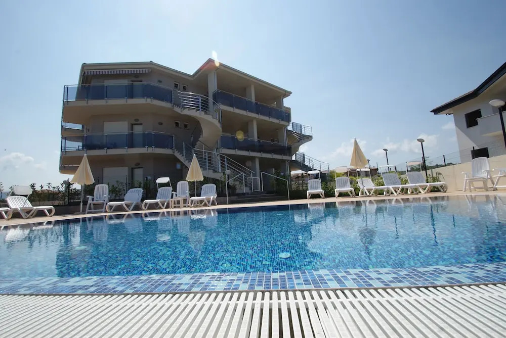 Apartment In Residence With Pool