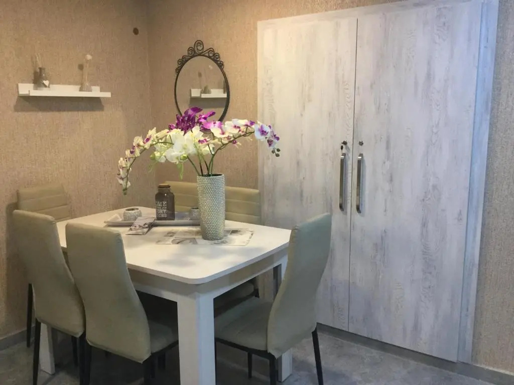 Apartment White Orchid
