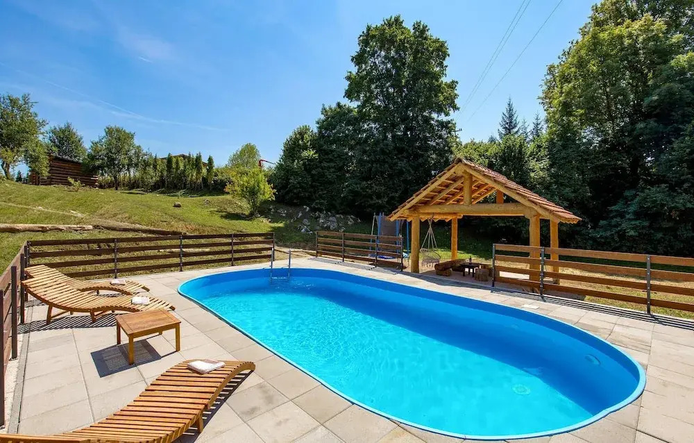 Awesome Caravan in Slunj with Hot Tub, WiFi & 2 Bedrooms