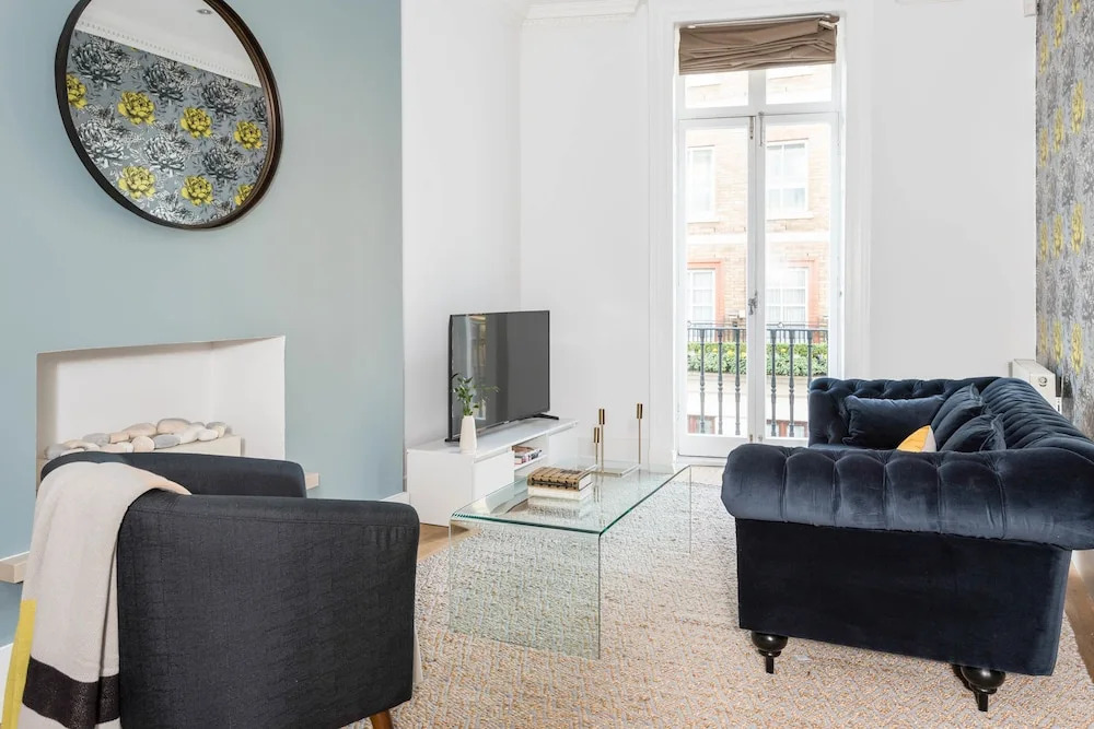 Bright Mayfair Suites by Sonder