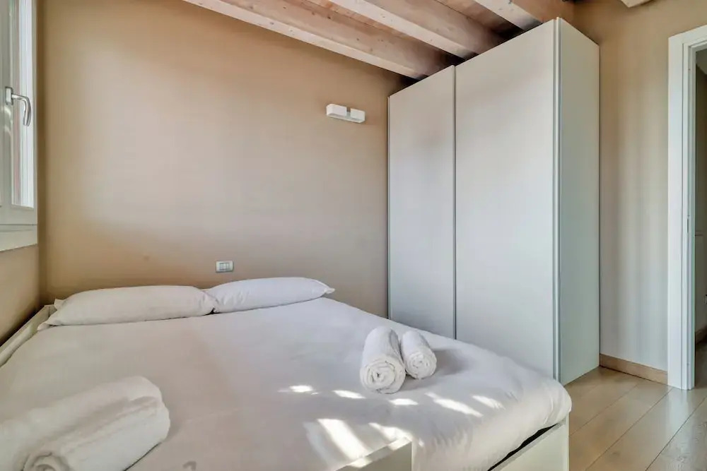 Elegant apt with parking and balcony