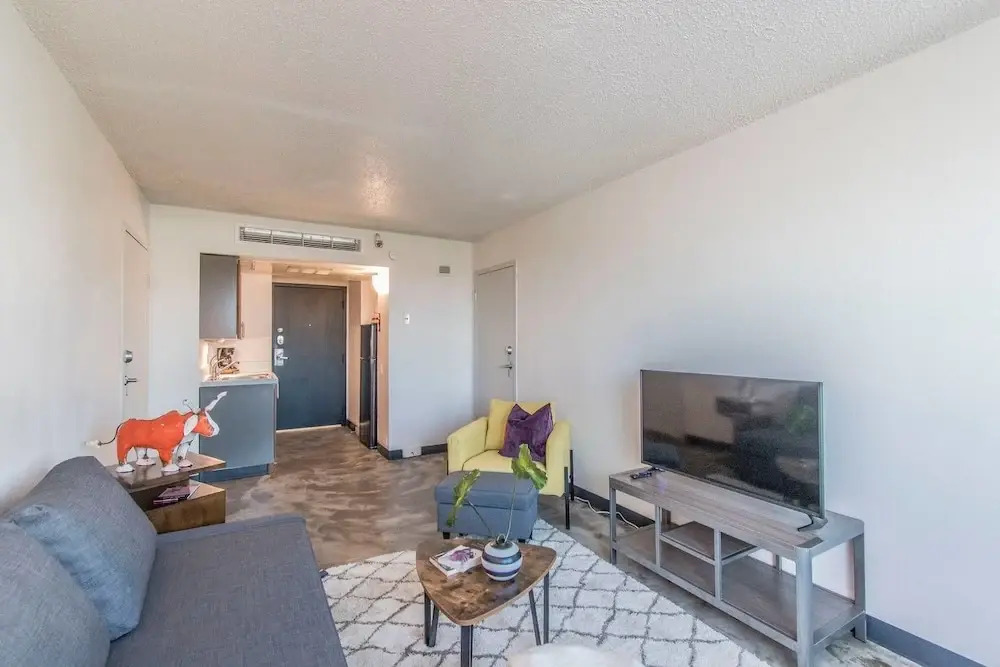 UT Suite + Pool + Gym
