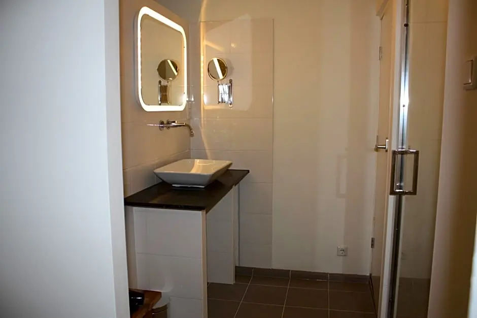 At number 6, B&B or bed only, 150 mtr from tram stop 20 min to centre