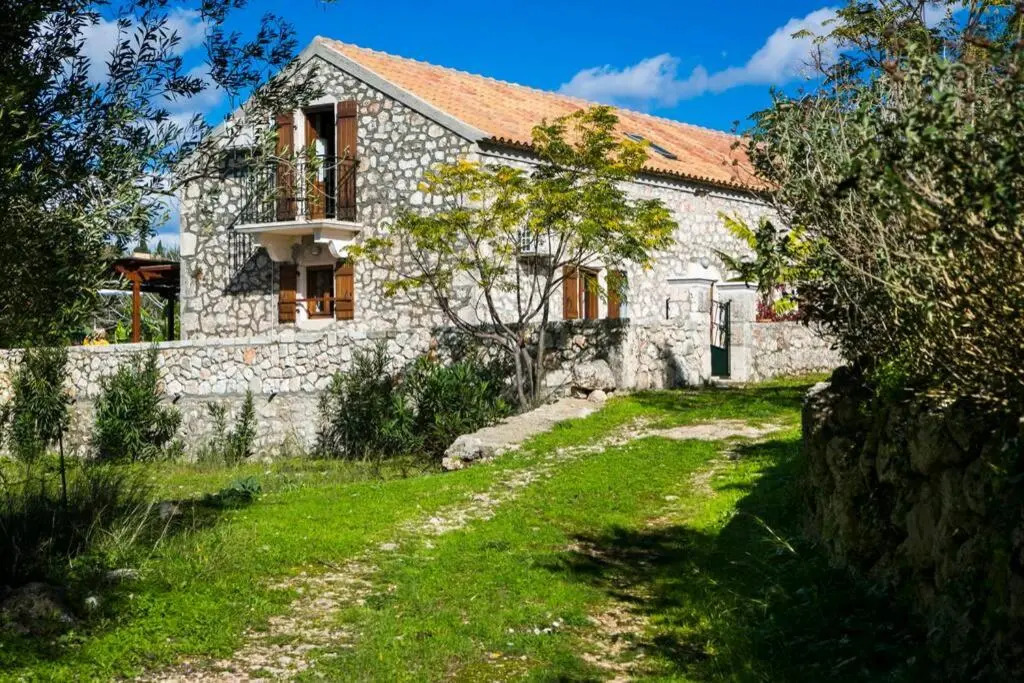 1841 Petrino Villa