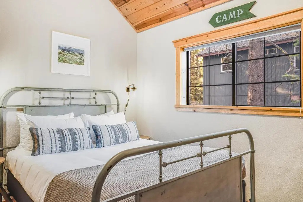 Cherrywood Gorgeous Cottage Surrounded by Pine Trees w/ Hot Tub
