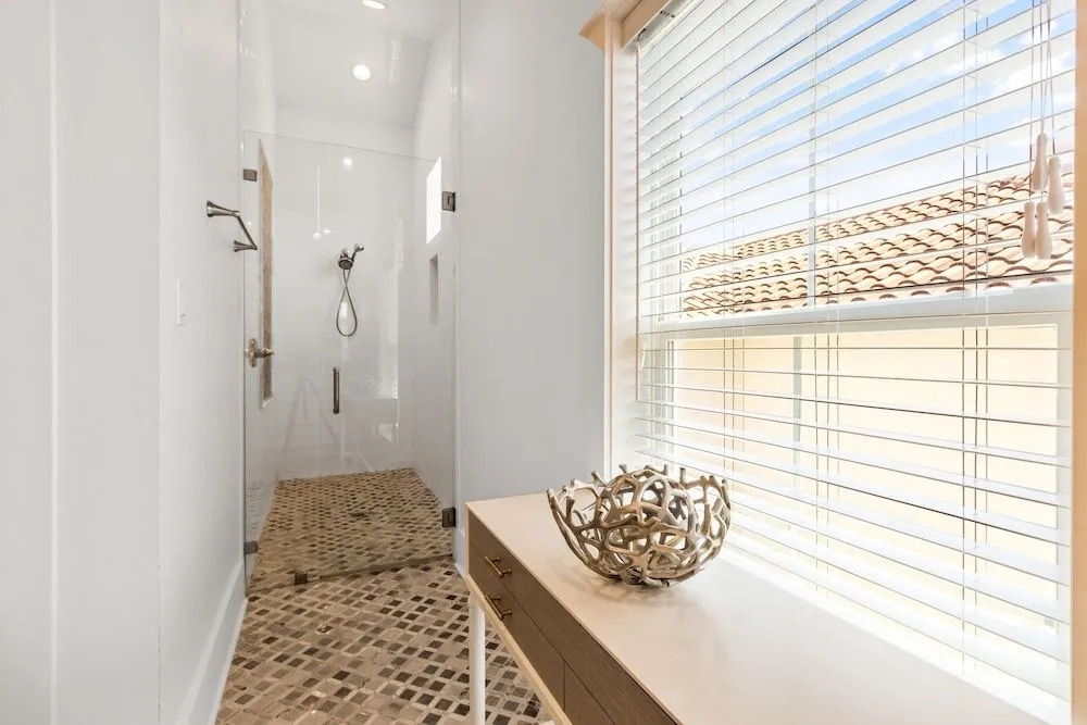 Destin's Gem by Avantstay Steps to the Beach w/ BBQ & Pool
