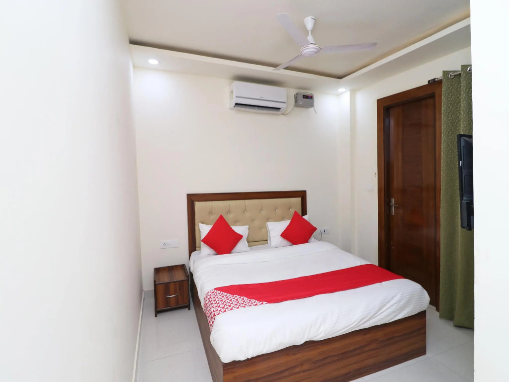 OYO 37078 Hotel Dezzire