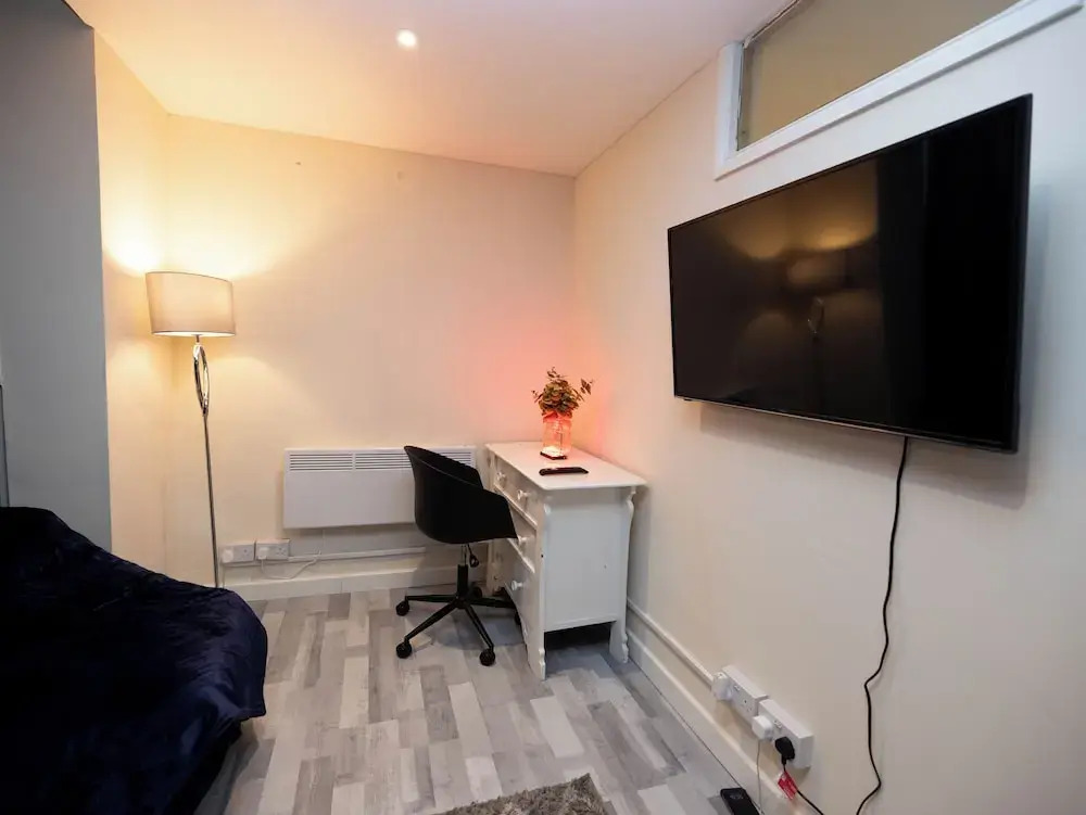 1 Bed-4guests-sofabed-wifi-closetocity-parking