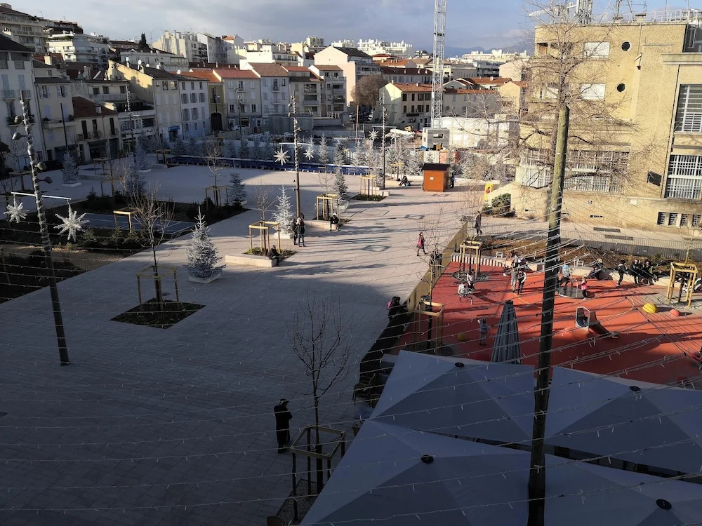 2P rénové climatisé vieil Antibes port