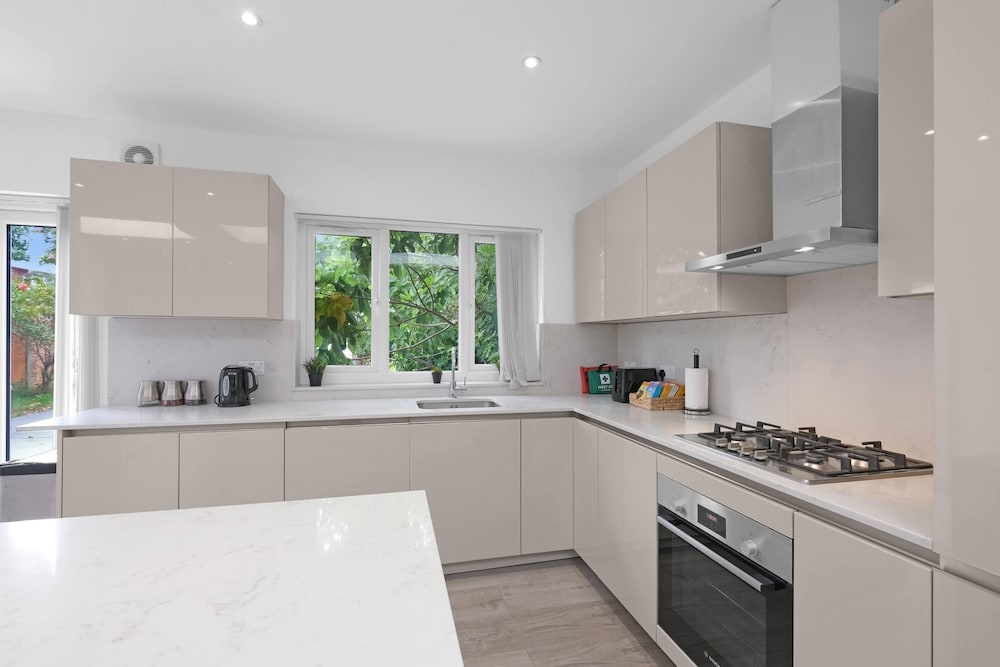 Modern 3 Bedroom, 2 Bathroom Home in Edgware