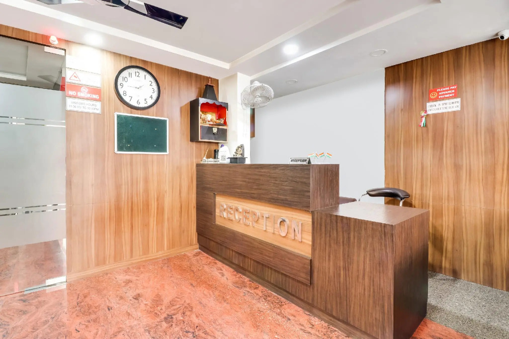 Super Capital O Seven Wonders Inn Near Sahara Ganj Mall