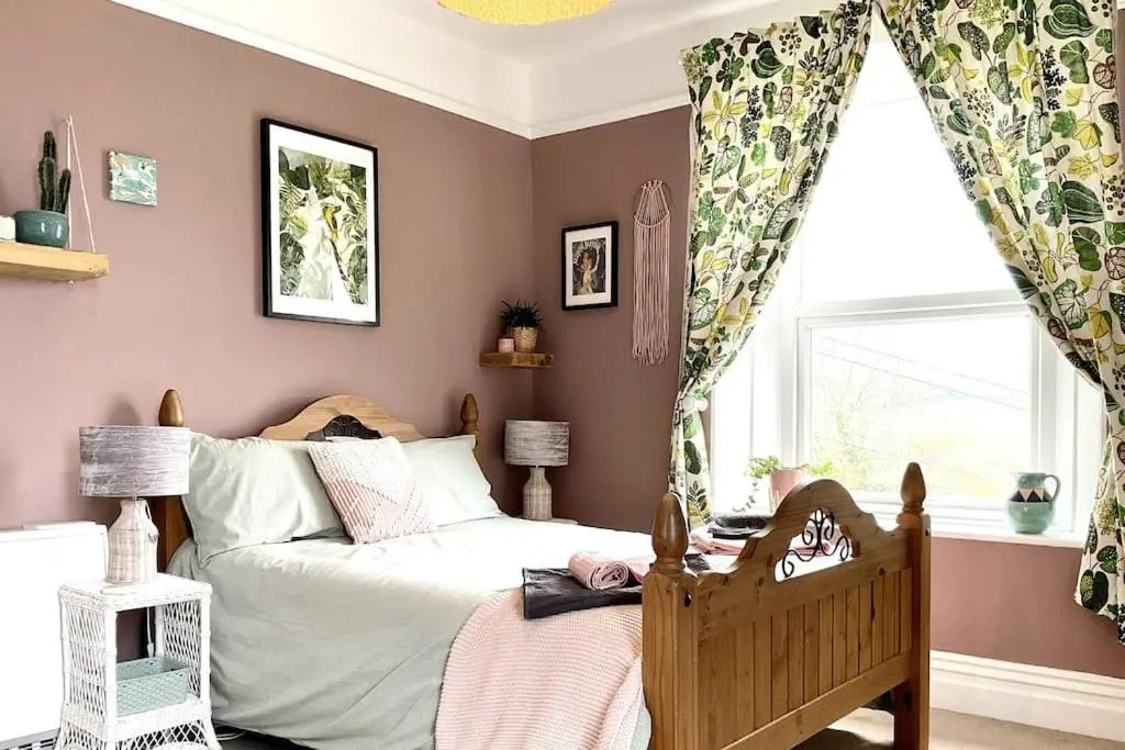Unique 2-bedroom Coastal Town Retreat