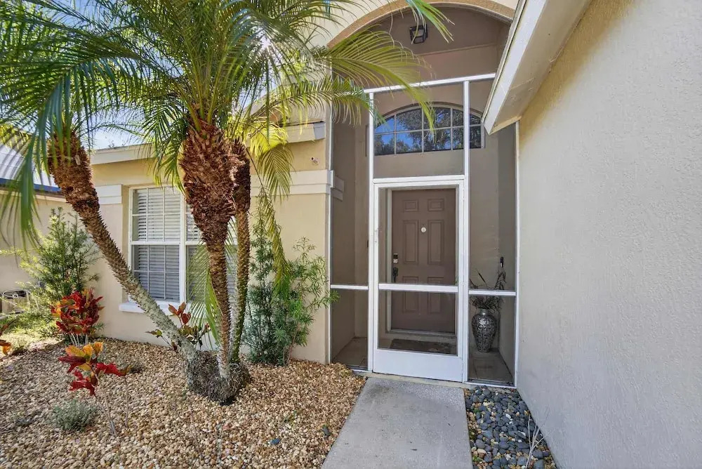 Lakefront 4-bedroom Home With Pool