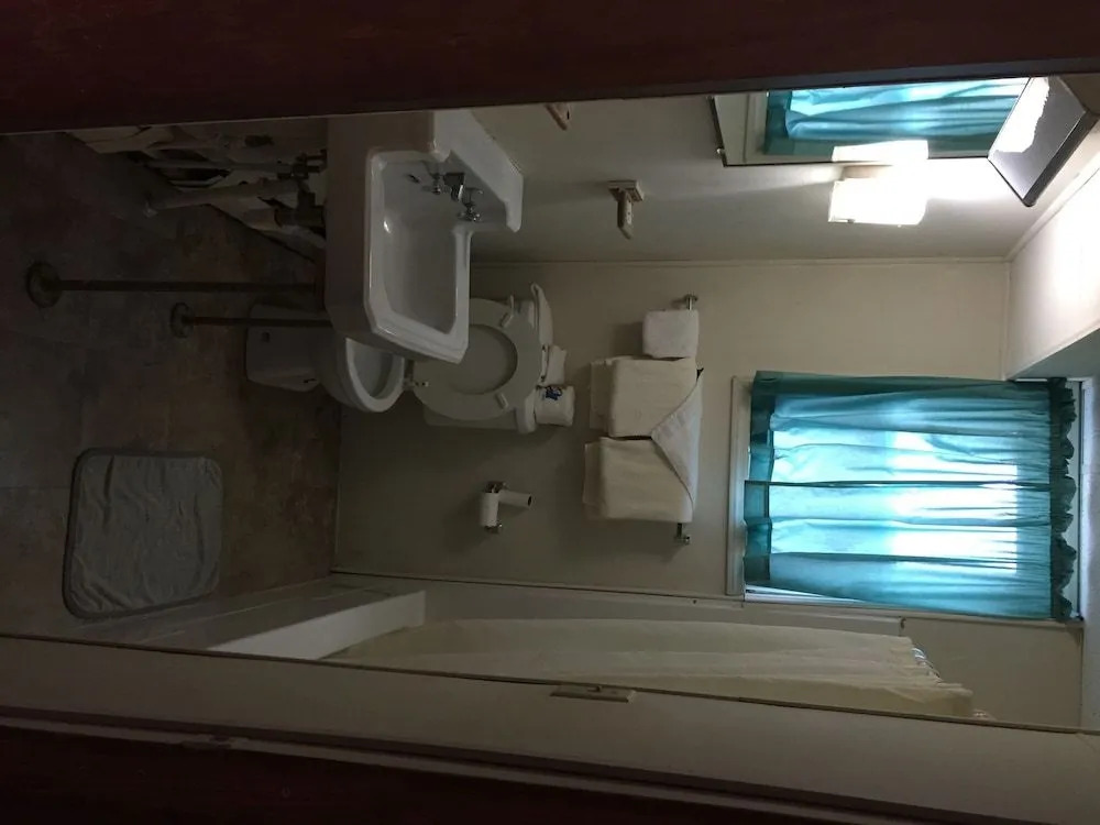 M and M Motel