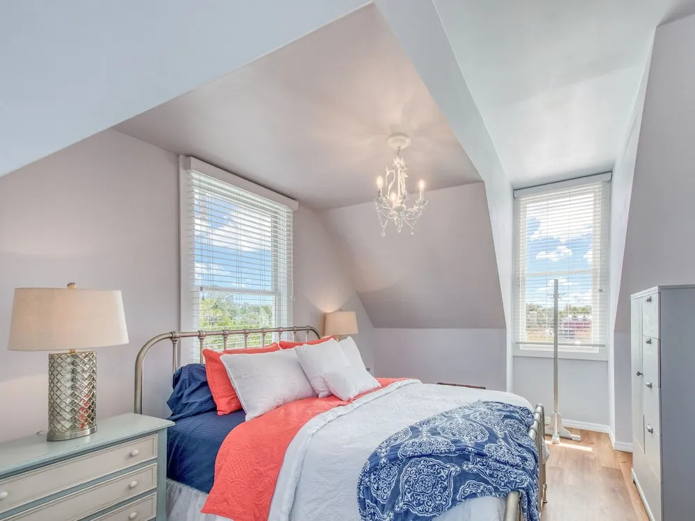 Chic Suite In Beautifully Updated Victorian 2 Bedroom Home