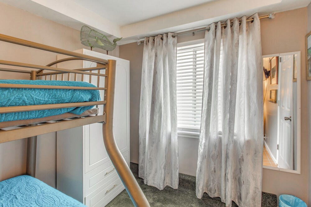 Steps to Ocean: Convenient Myrtle Beach Townhome!