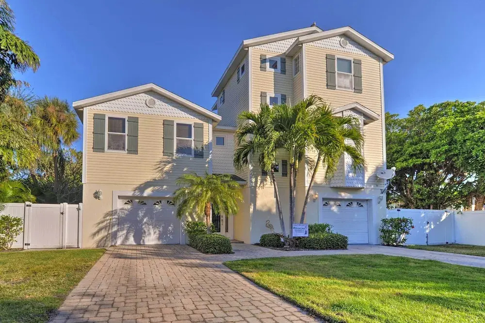 Holmes Beach Family Home: Private Pool & 3 Decks!