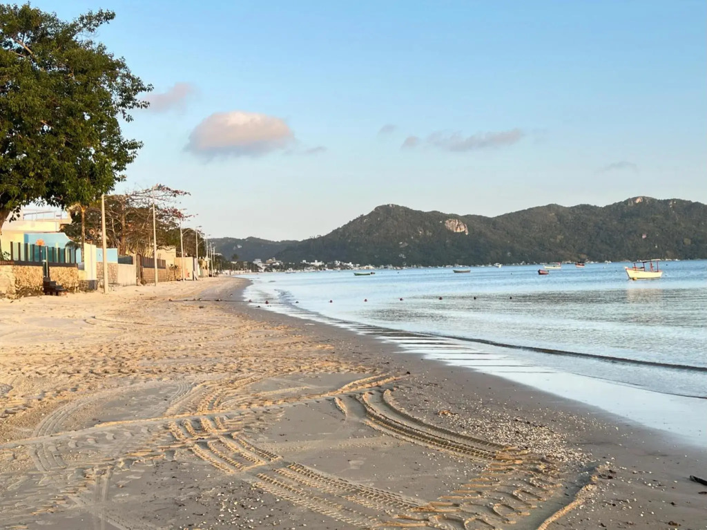 Encanto de apartamento, novo! A 290 metros da praia do Canto Grande!