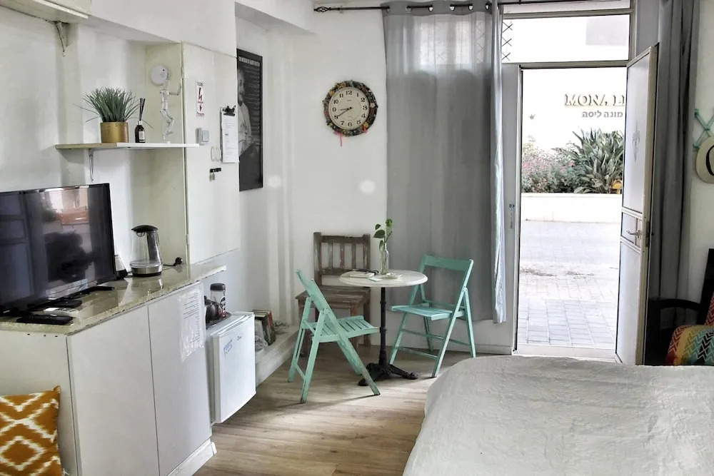 Beautiful Garden Apartment