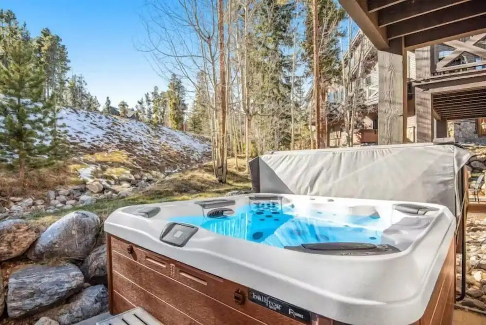 Stylish and Spacious 3-bedroom Townhome Adjacent to Snowflake Lift, With Private hot tub