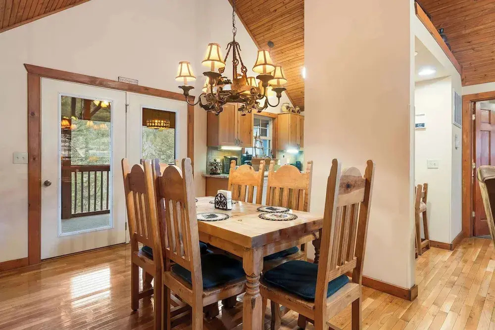 Creekside - 2 BDR Resort Cabin in Epic Location!