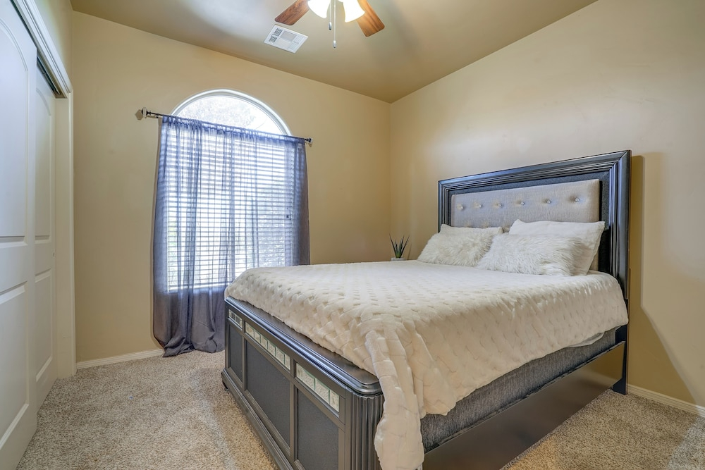 Pet-friendly Getaway w/ Mtn Views in Las Cruces!