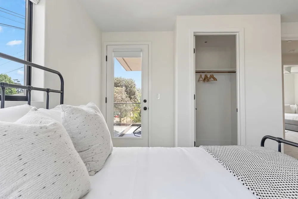 Modern 5bdr Beach House Near Sunset Cliffs Point View Retreat by Avantstay