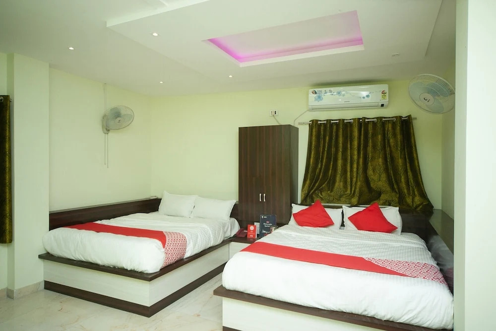 OYO 27032 Sri Kumaran Residency