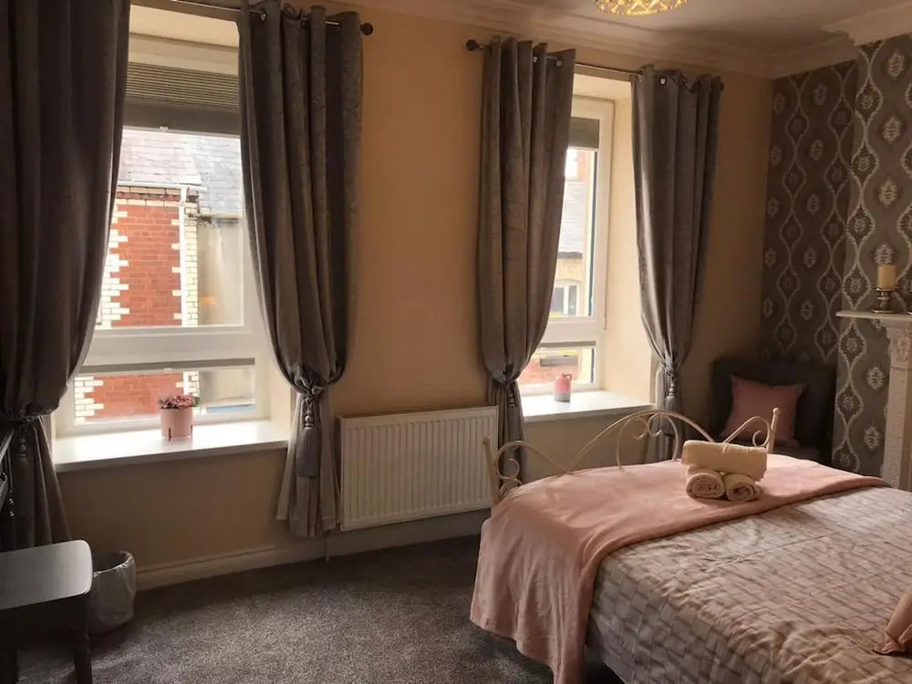 5 Guests - Helens House Derry City Centre - 3 Bed