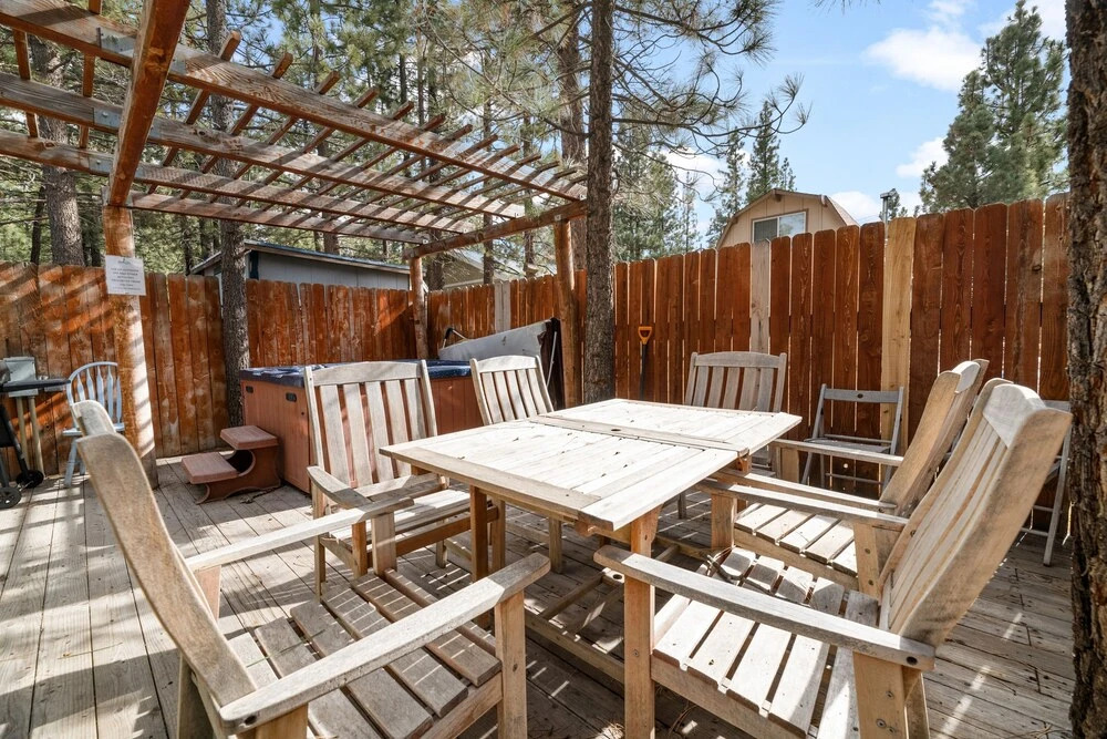 Bear Trap Cabin - Nice Cabin In A Quiet Area. With Hot Tub 2 Bedroom Home