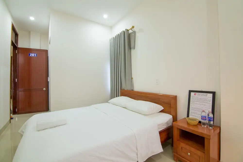 Au Lac Bar & Hostel