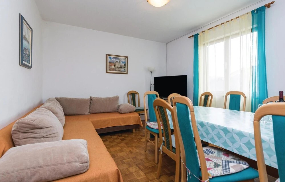 Beautiful Home in Nin With Wifi and 6 Bedrooms
