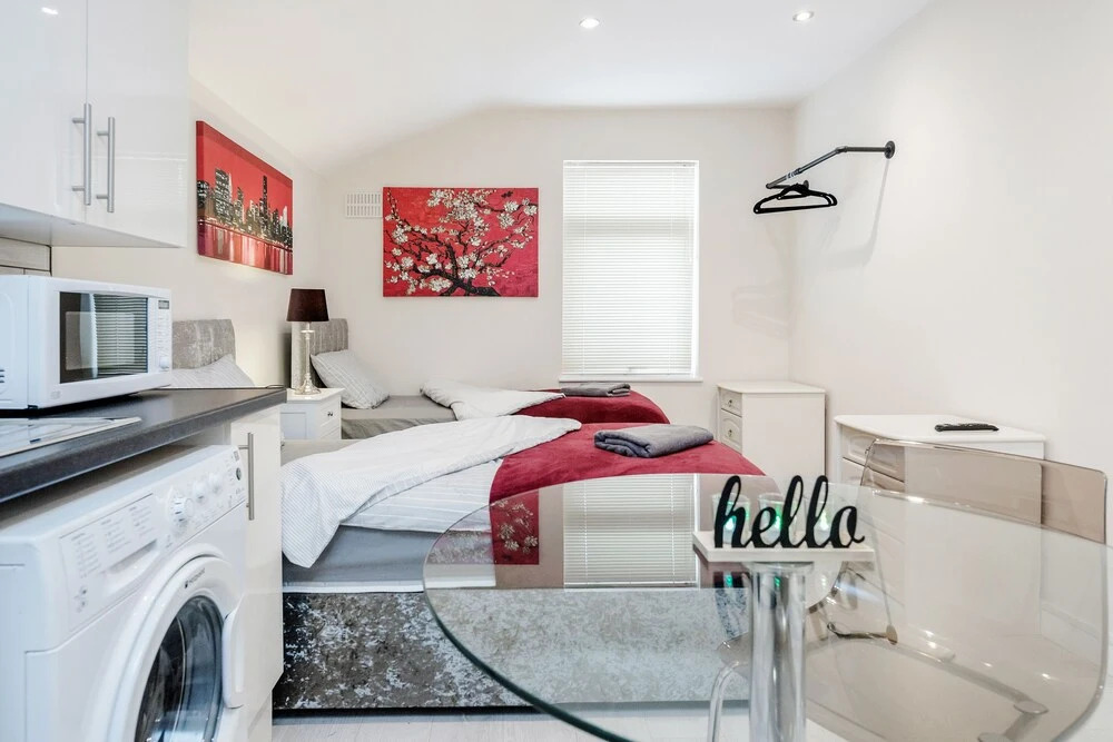 Studio Flat in Bedford Near Hospital & Stations