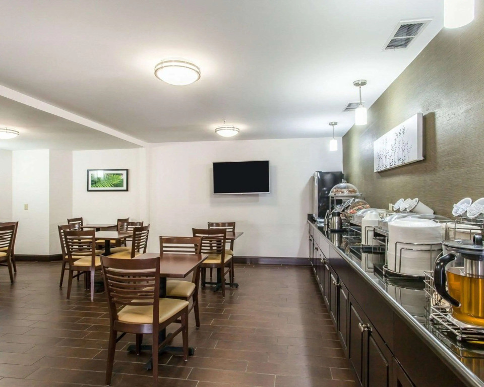 Tolani Hotel