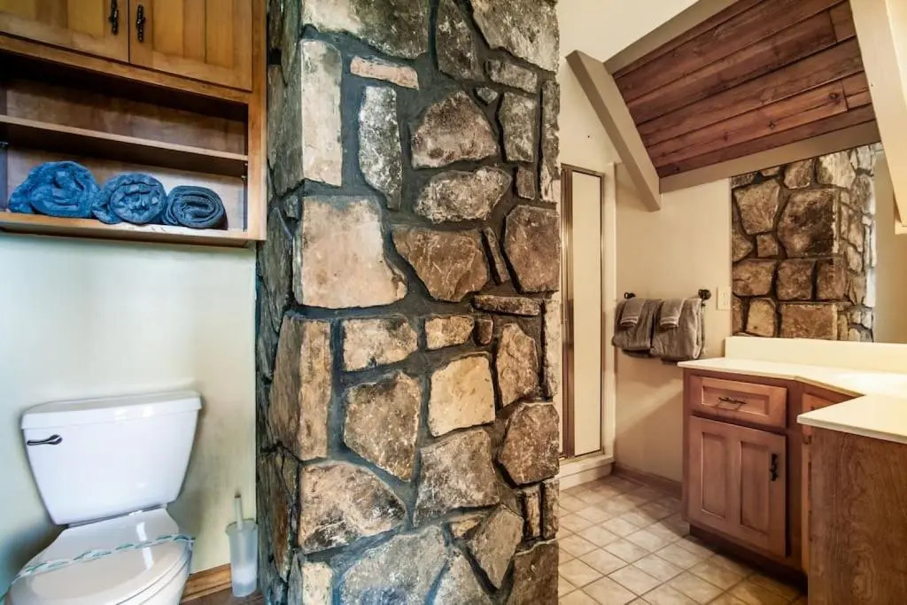 Bear View Chalet with hot tub and near Ober
