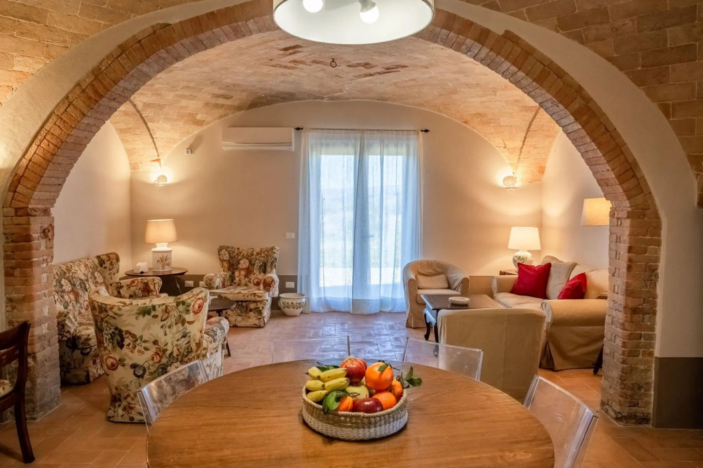 Podere Acqua Calda is an old stone farmhouse, recently renovated, located within walking distance fr-Podere Acqua Calda