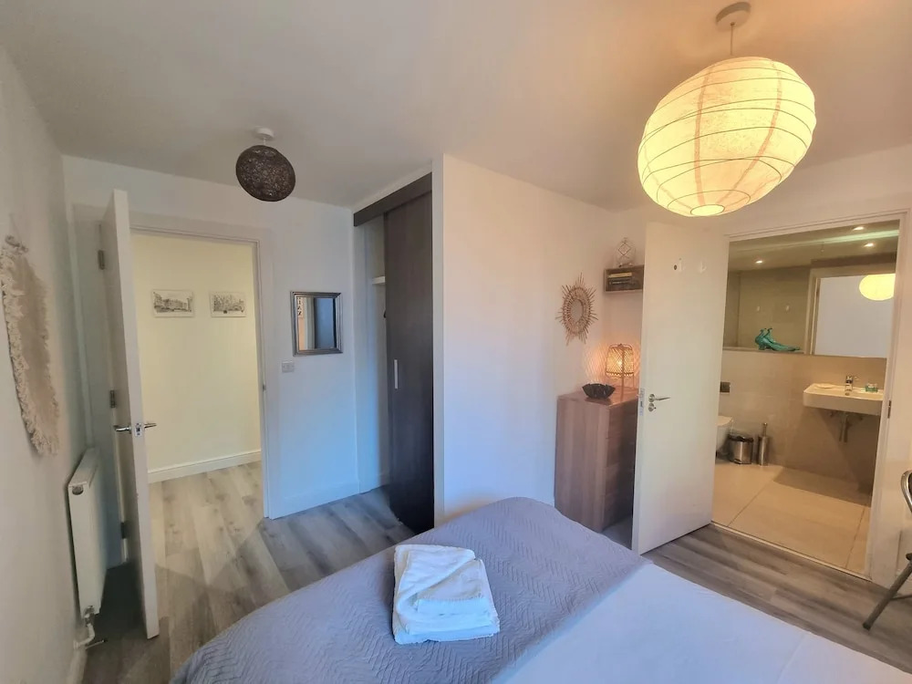2-bed 2-bath Greenwich Apartment with balcony & lift