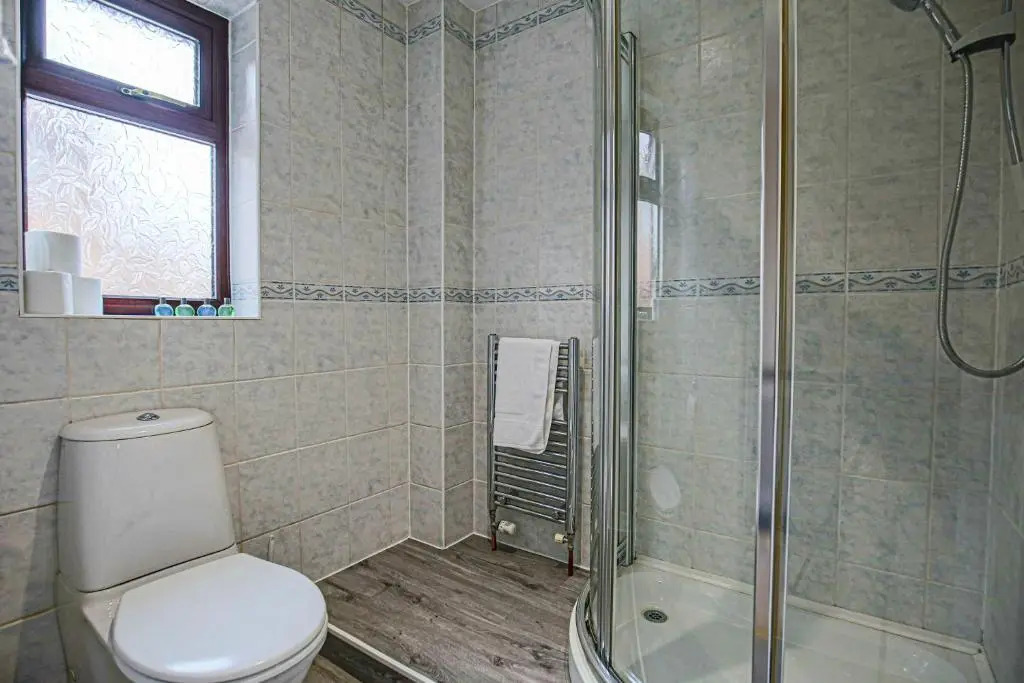 Two Bedroom Bungalow in Milton Keynes by HP Accommodation - Free WiFi & Parking