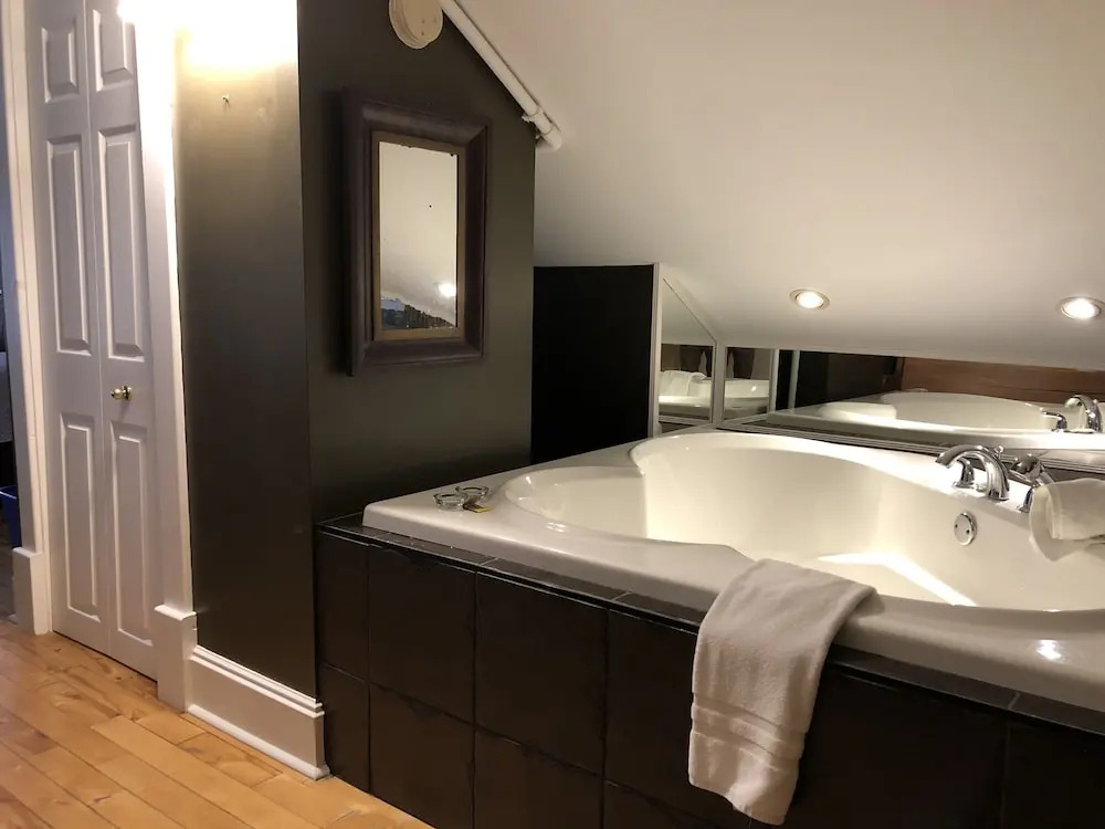 Leaside Manor